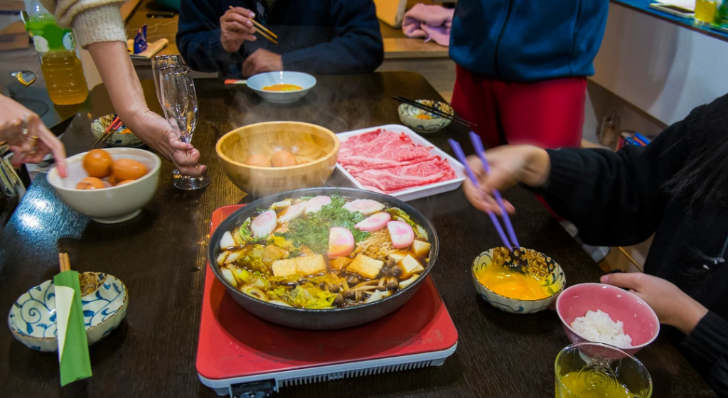 すき焼き肉の量は4人で何g？【黄金比】男女・年齢別の目安を解説